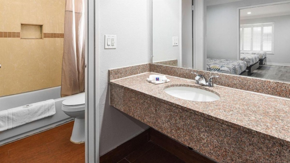 Room image 4