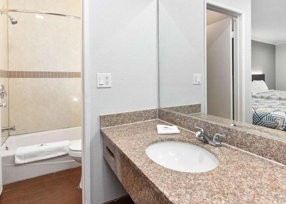 Room image 4
