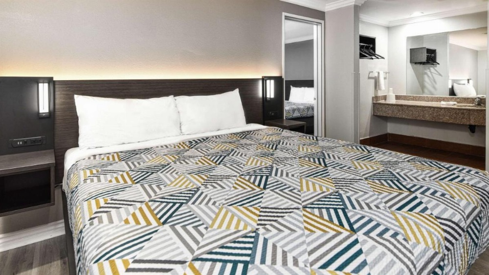 King Room with Roll-in Shower - Disability Access - Non-Smoking